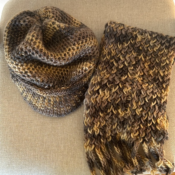 Knitted hat and scarf set. New. - Picture 4 of 4